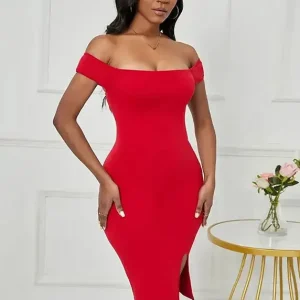 Robe rouge épaules dénuées